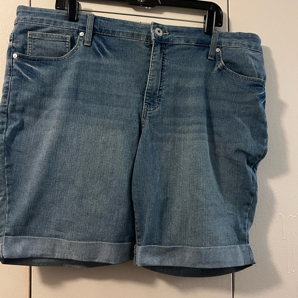 🆕 STYLE &CO Denim Blue Women's Bermuda Shorts (18W) - Picture 2 of 4